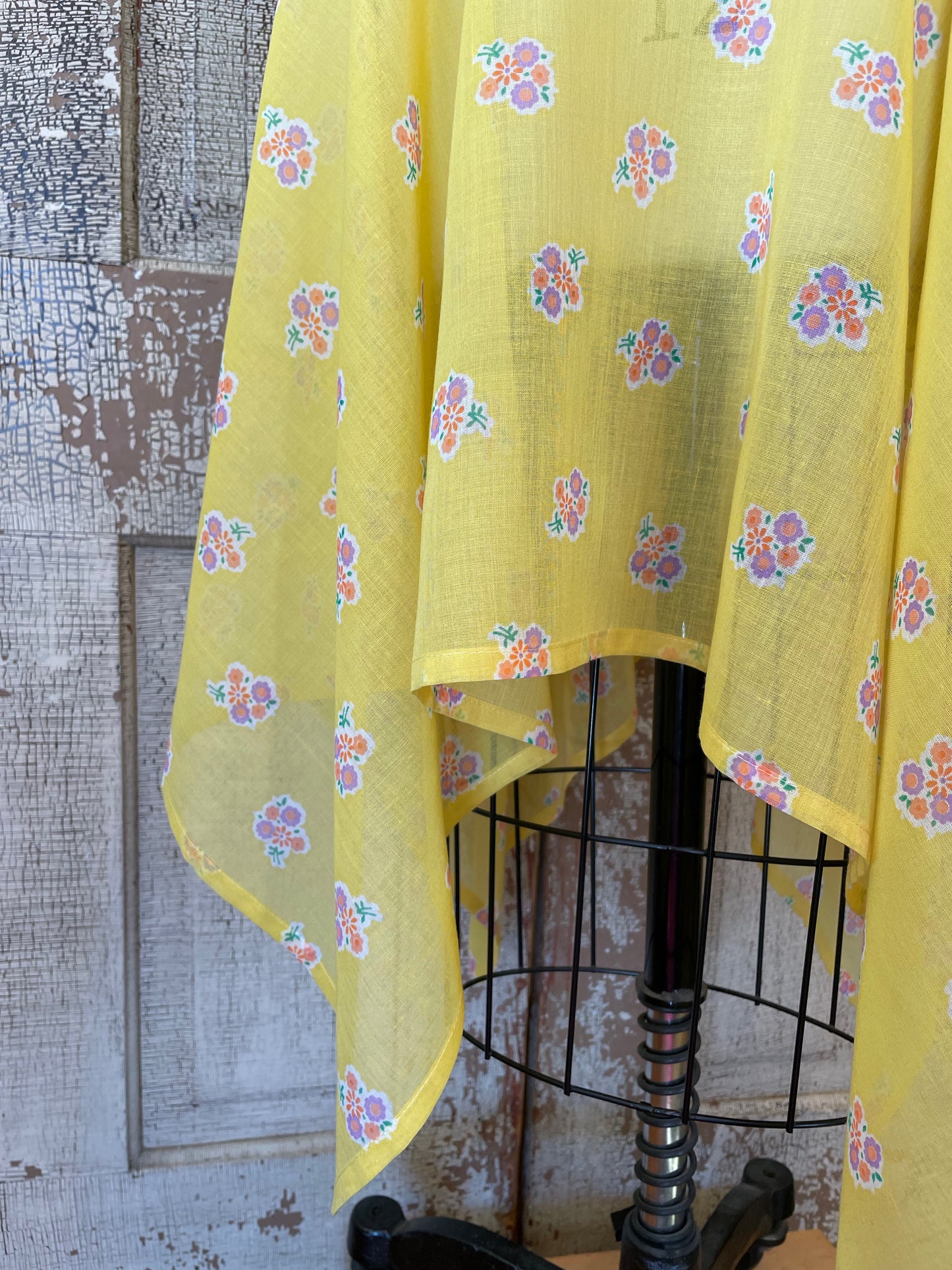 Sleeveless 1920's-Style Dress With Tablecloth Skirt