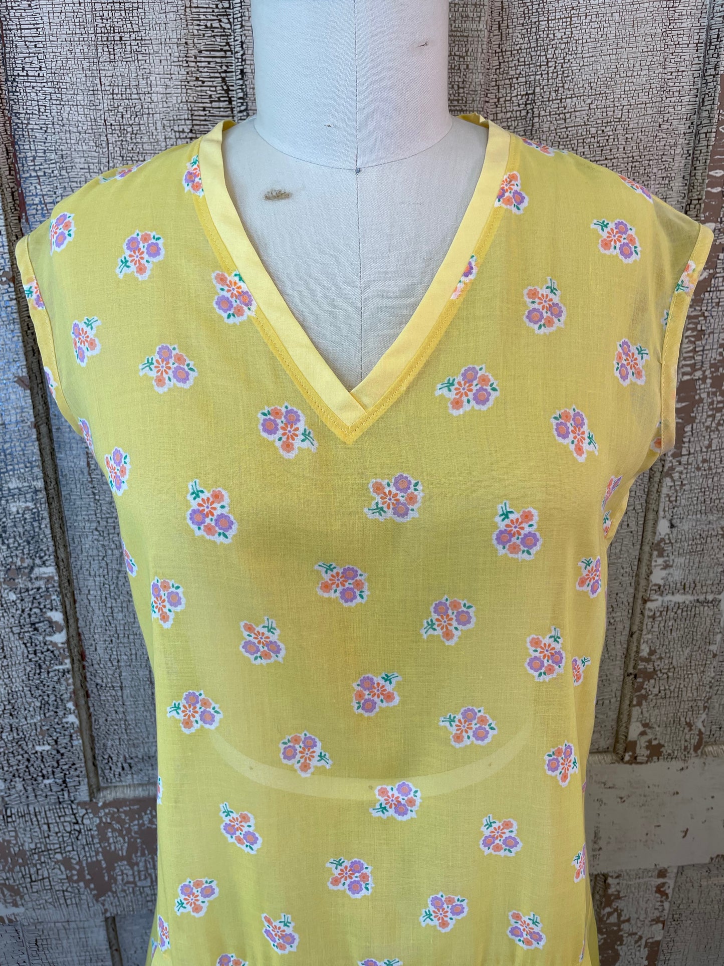 Sleeveless 1920's-Style Dress With Tablecloth Skirt