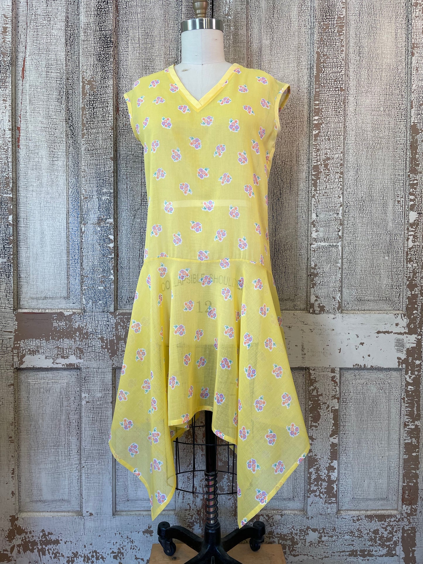 Sleeveless 1920's-Style Dress With Tablecloth Skirt