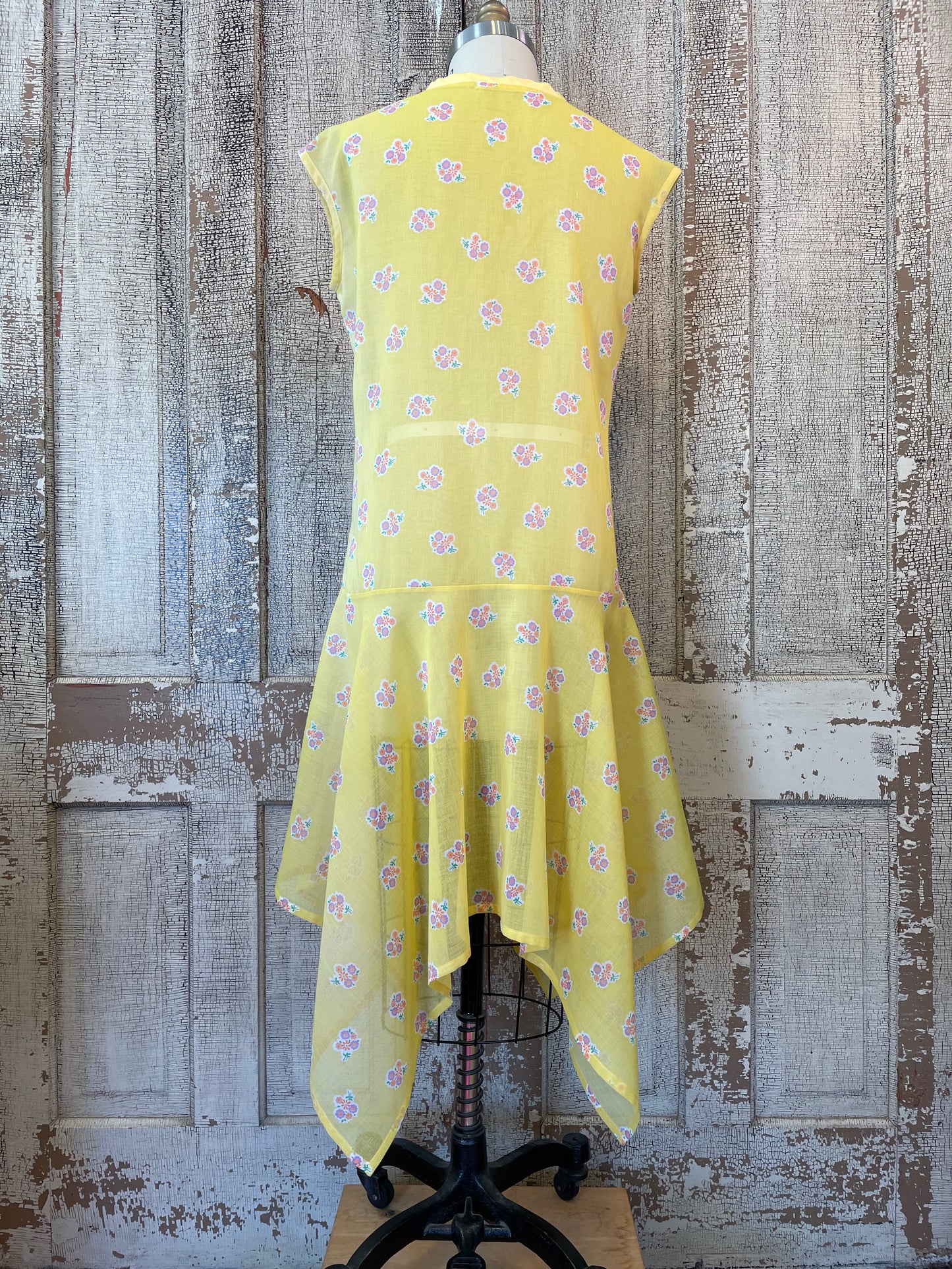 Sleeveless 1920's-Style Dress With Tablecloth Skirt